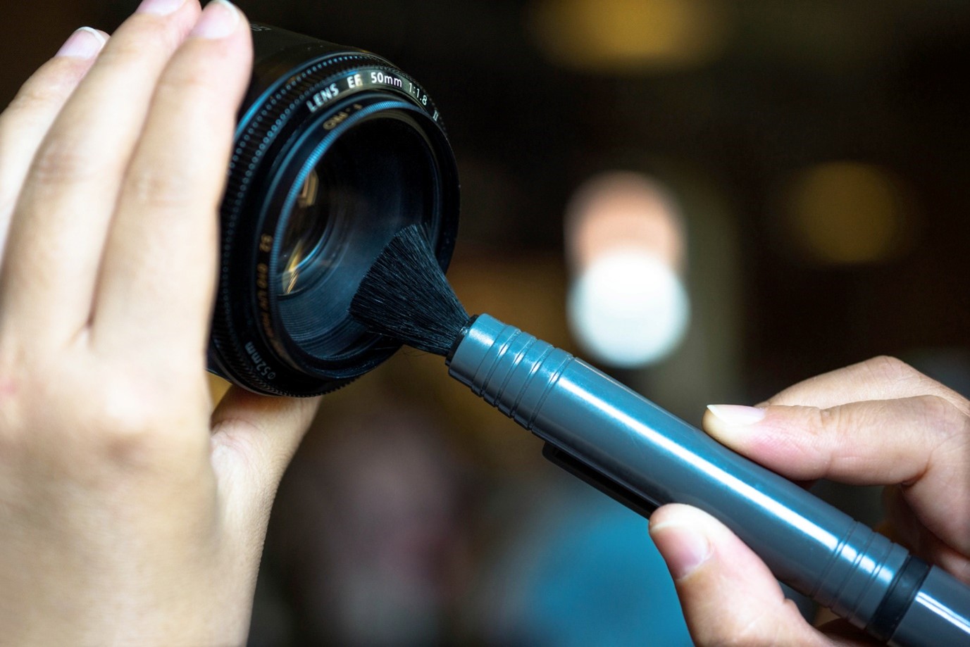 how to clean a camera lens