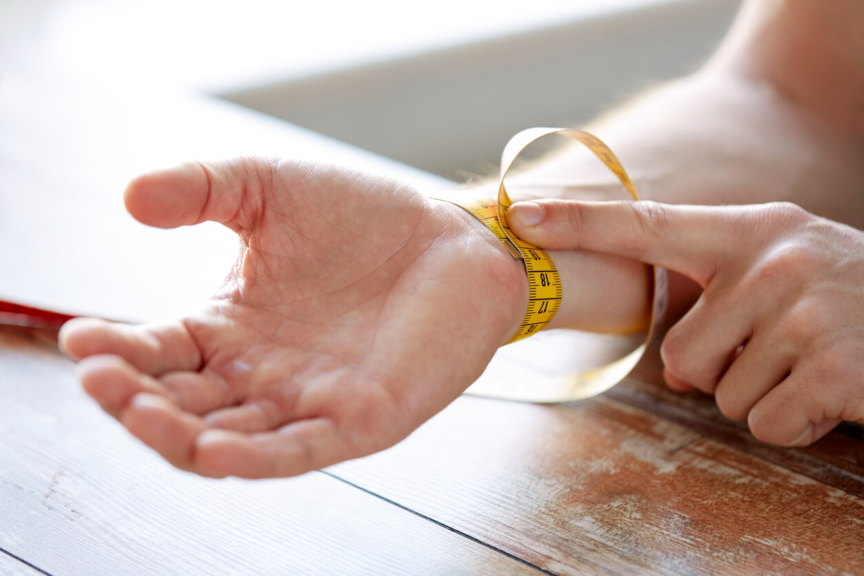 Measuring wrist for clearance watch